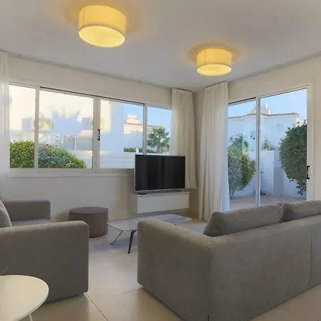 Pernera Family Villas فيلة *